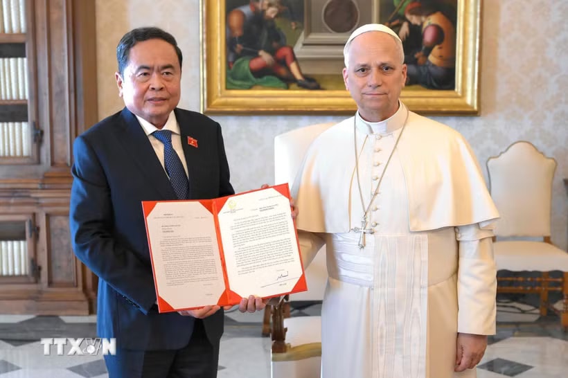 Chủ tịch Quốc hội Trần Thanh Mẫn trao thư của Tổng Bí thư, Chủ tịch nước Tô Lâm gửi đến Giáo hoàng Leo XIV. (Ảnh: TTXVN)