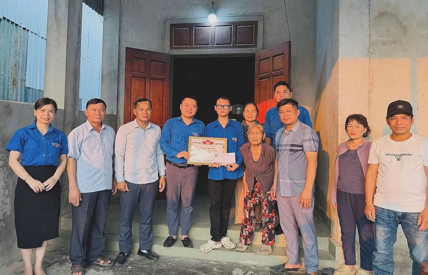 Tuyên dương nam sinh dũng cảm cứu 2 người giữa sóng dữ