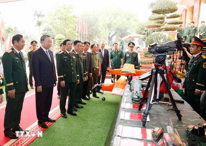 Tổng Bí thư, Chủ tịch nước Tô Lâm tham quan khu trưng bày các khí tài của Quân khu 1. (Ảnh: Thống Nhất/TTXVN) ttxvn-tong-bi-thu-chu-tich-nuoc-du-le-don-nhan-danh-hieu-anh-hung-llvt-nhan-dan-cua-quan-khu-1-14.jpg