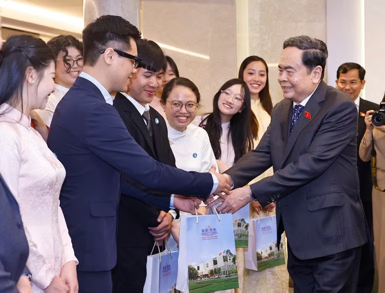 Chủ tịch Quốc hội Trần Thanh Mẫn tặng quà cho đại diện Hội sinh viên và lưu học sinh Việt Nam tiêu biểu tại Italy. (Ảnh: Doãn Tấn – TTXVN) vna-potal-chu-tich-quoc-hoi-gap-dai-dien-tri-thuc-tieu-bieu-va-sinh-vien-viet-nam-tai-italy-8696621.jpg