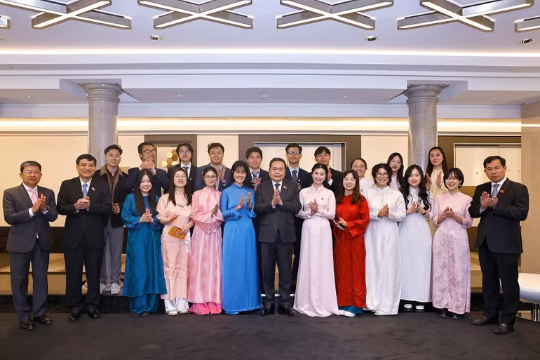 Chủ tịch Quốc hội Trần Thanh Mẫn với đại diện Hội sinh viên và lưu học sinh Việt Nam tiêu biểu tại Italy. (Ảnh: Doãn Tấn – TTXVN) vna-potal-chu-tich-quoc-hoi-gap-dai-dien-tri-thuc-tieu-bieu-va-sinh-vien-viet-nam-tai-italy-8696616.jpg