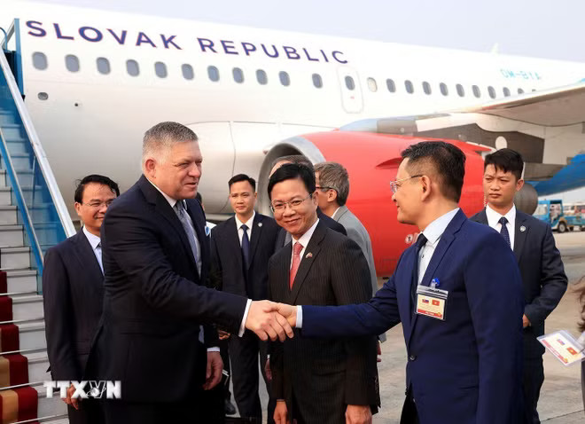 Thủ tướng Slovakia Robert Fico đến Hà Nội, bắt đầu thăm chính thức Việt Nam. (Ảnh: Tuấn Anh/TTXVN) ttxvn-thu-tuong-nuoc-cong-hoa-slovakia-bat-dau-tham-chinh-thuc-viet-nam-4.jpg