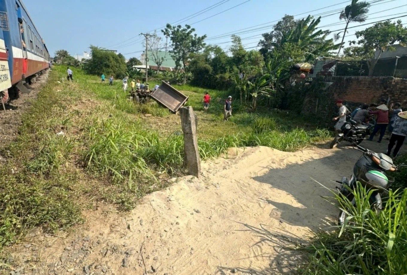 Tàu SE9 va chạm xe công nông ở lối đi tự mở, 1 người tử vong