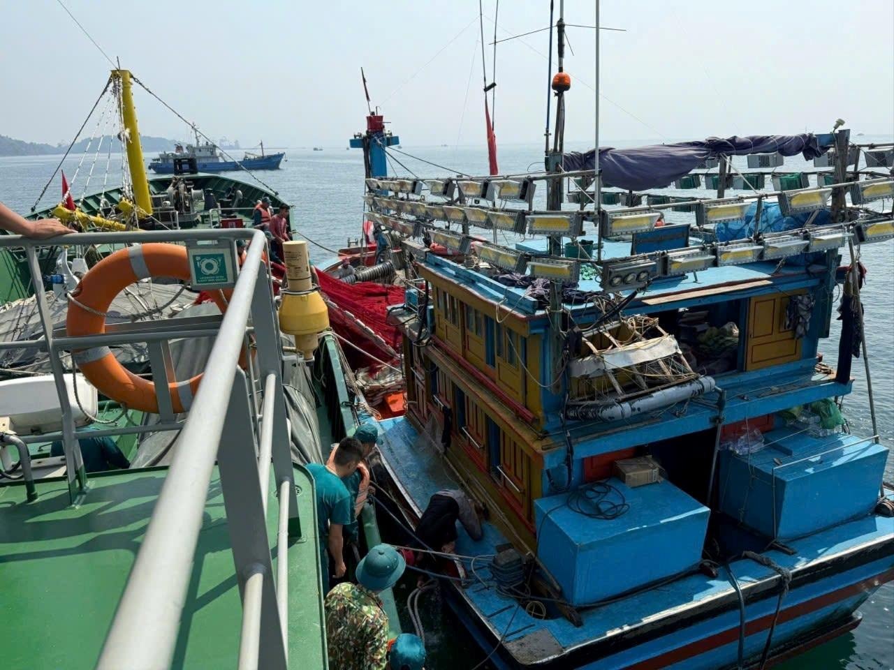 Hải đội Dân quân thường trực kịp thời cứu tàu cá bị nạn trên biển