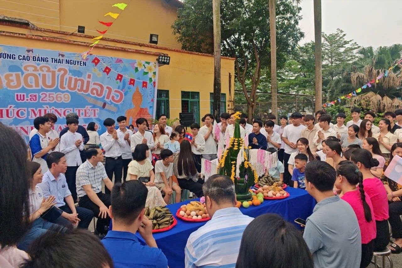 Đầm ấm Tết Bunpimay, Chol Chnam Thmay của lưu học sinh Lào, Campuchia tại Thái Nguyên