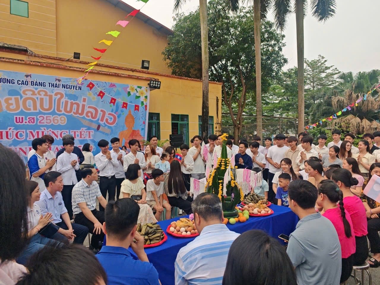 luu-hoc-sinh-lao-va-campuchia-am-ap-don-tet-co-truyen-bunpimay-va-chol-chnam-thmay-tai-truong-cao-dang-thai-nguyen_69db0-1-.jpg