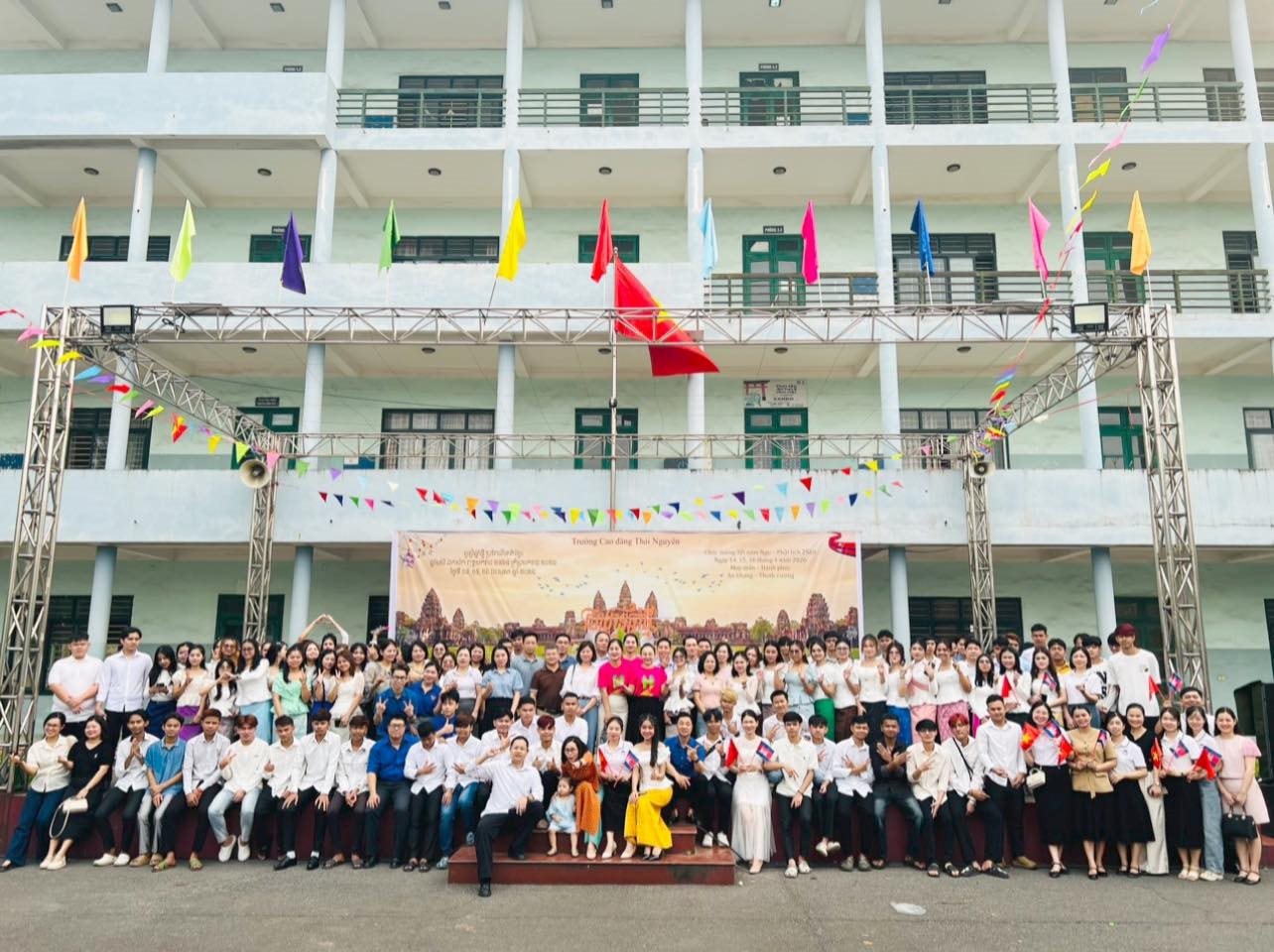 luu-hoc-sinh-lao-va-campuchia-am-ap-don-tet-co-truyen-bunpimay-va-chol-chnam-thmay-tai-truong-cao-dang-thai-nguyen_69db0.jpg