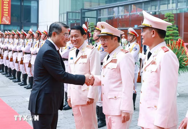 ttxvn-thu-tuong-le-minh-hung-du-le-ky-niem-80-nam-ngay-truyen-thong-luc-luong-canh-sat-quan-ly-hanh-chinh-ve-trat-tu-xa-hoi-2.jpg