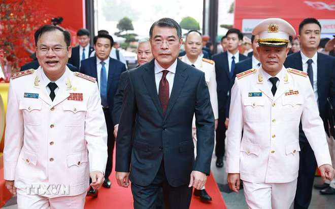 ttxvn-thu-tuong-le-minh-hung-du-le-ky-niem-80-nam-ngay-truyen-thong-luc-luong-canh-sat-quan-ly-hanh-chinh-ve-trat-tu-xa-hoi-3.jpg