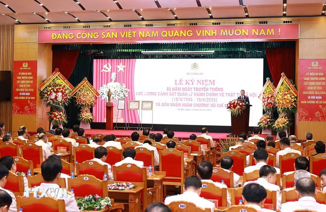 ttxvn-thu-tuong-le-minh-hung-du-le-ky-niem-80-nam-ngay-truyen-thong-luc-luong-canh-sat-quan-ly-hanh-chinh-ve-trat-tu-xa-hoi-8.jpg