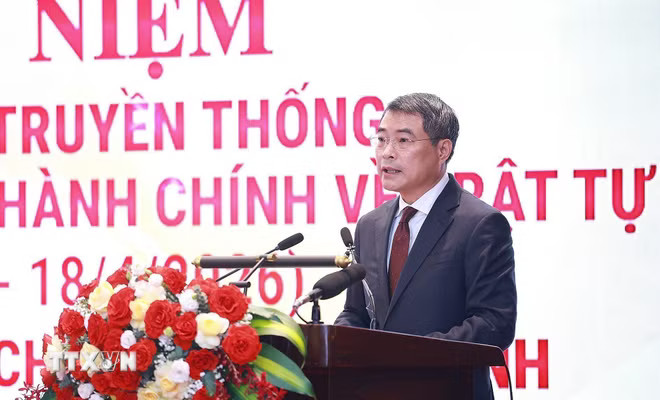 ttxvn-thu-tuong-le-minh-hung-du-le-ky-niem-80-nam-ngay-truyen-thong-luc-luong-canh-sat-quan-ly-hanh-chinh-ve-trat-tu-xa-hoi-11.jpg