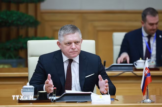 ttxvn-thu-tuong-le-minh-hung-hoi-dam-voi-thu-tuong-slovakia-robert-fico-5.jpg