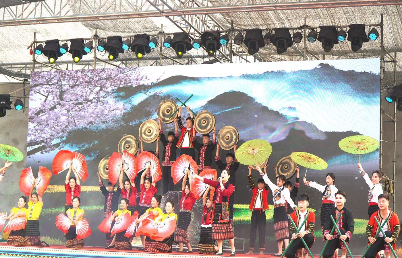 van-nghe-chao-mung.jpg