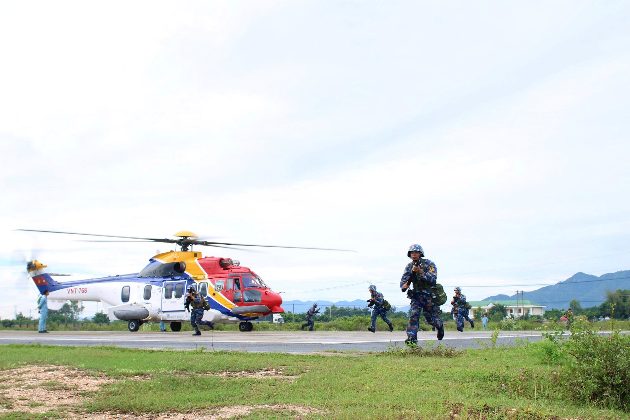 a1.-lu-doan-101-huan-luyen-hiep-dong-do-bo-duong-khong-voi-lu-doan-954.jpg