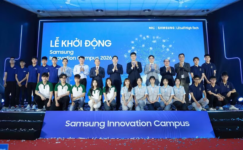 Các đại biểu và đại diện sinh viên chụp ảnh kỷ niệm tại Lễ khởi động Samsung Innovation Campus 2026. (Ảnh: PV/Vietnam+)