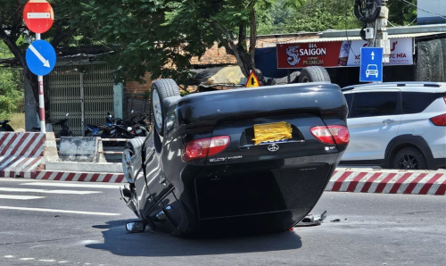 Ô tô tông dải phân cách, lật ngửa trên đại lộ