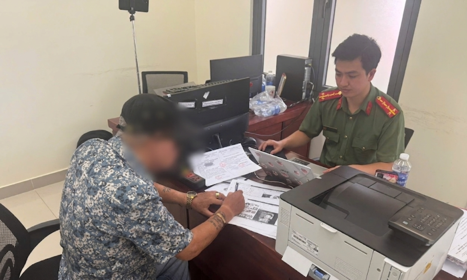 Làm việc với cá nhân chia sẻ video AI giả mạo, xuyên tạc thông tin bầu cử