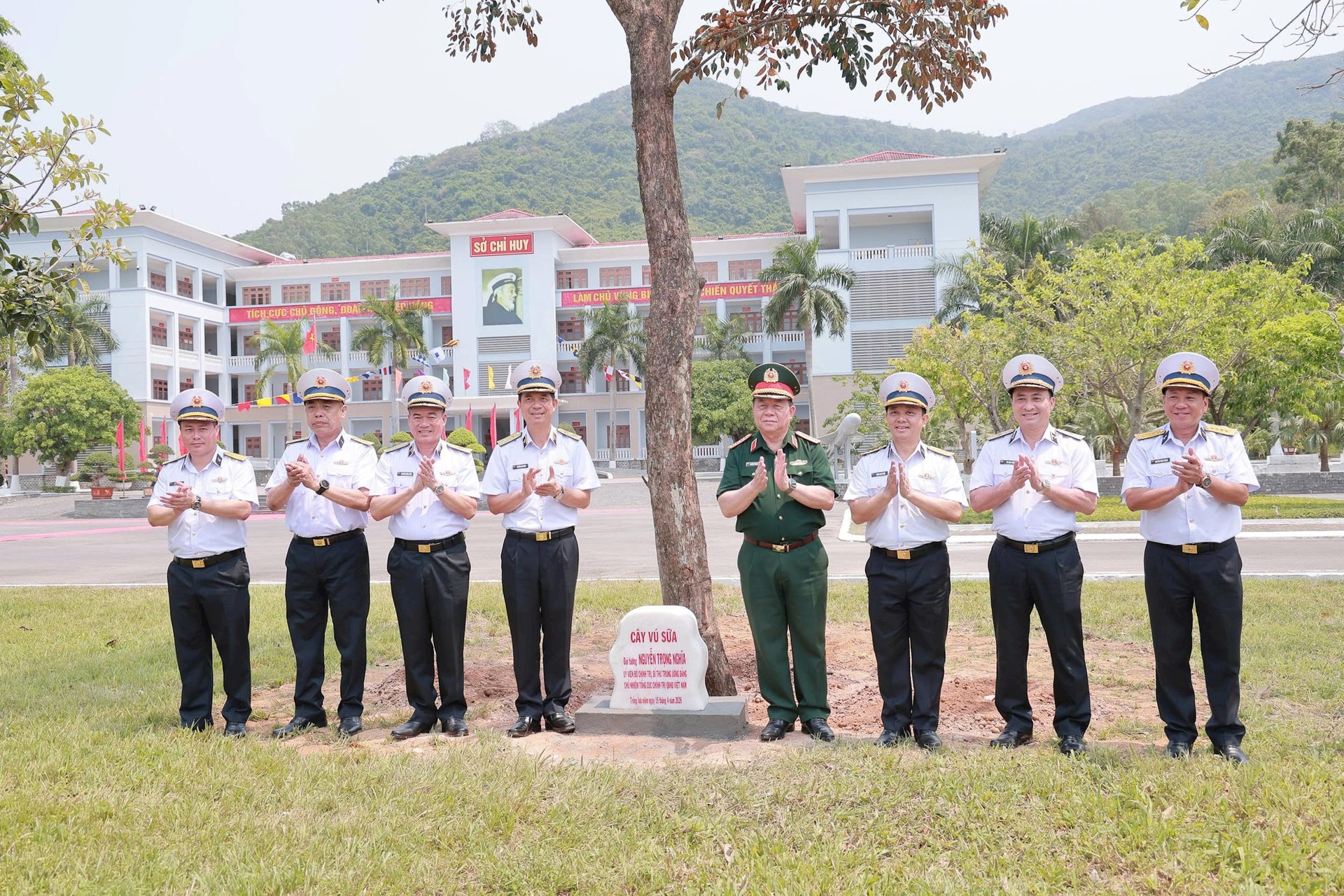 dai-tuong-nguyen-trong-nghia-trong-cay-va-chup-anh-luu-niem-voi-thu-truong-bo-tu-lenh-hai-quan-va-vung-3.jpg
