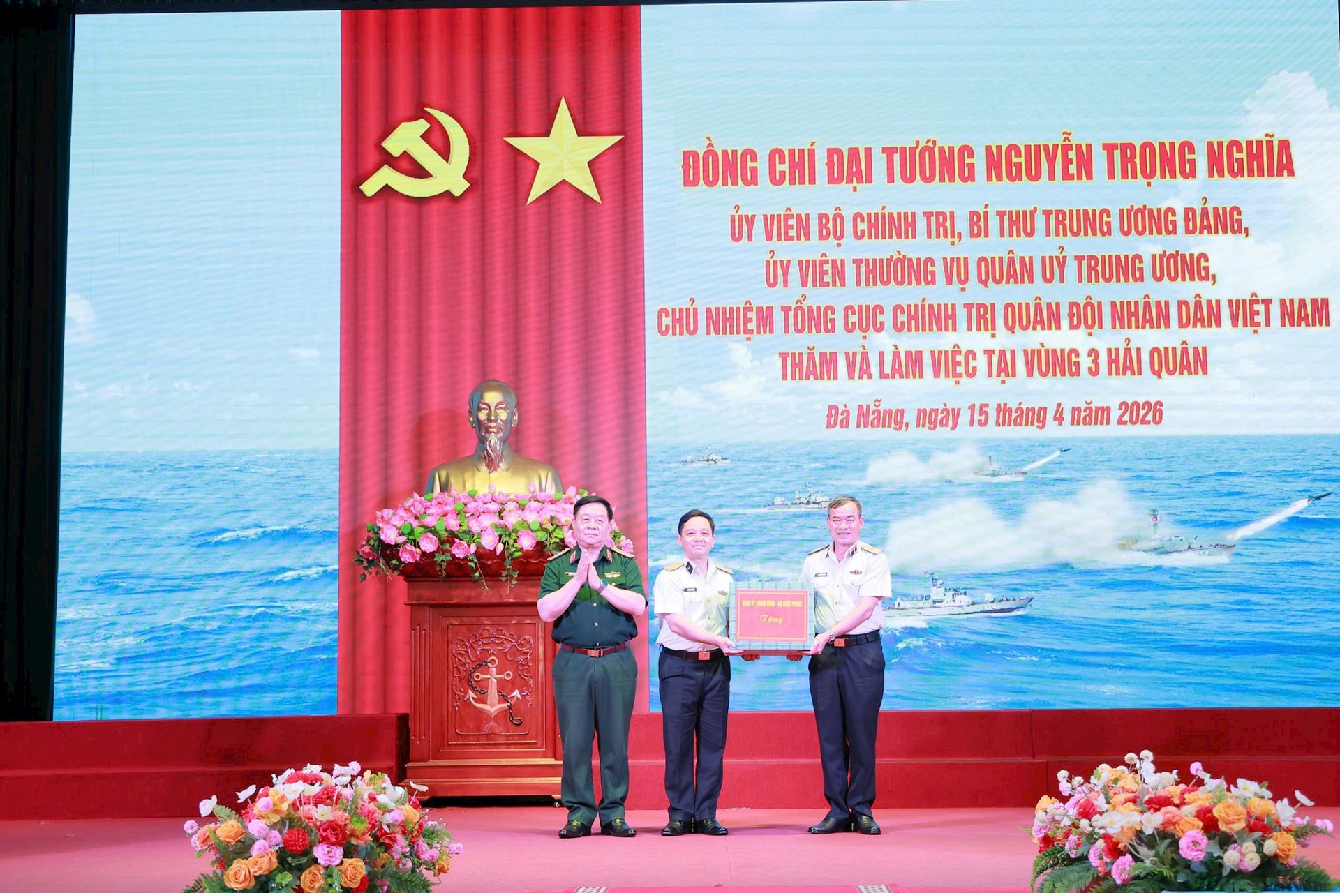 dong-chi-chu-nhiem-tong-cuc-chinh-tri-quan-doi-nhan-dan-viet-nam-tang-qua-can-bo-chien-si-vung-3-hai-quan.jpg