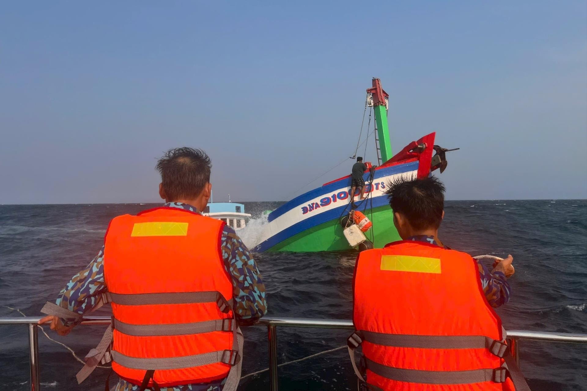 Kịp thời cứu 2 thuyền viên tàu cá bị chìm trên biển Đà Nẵng