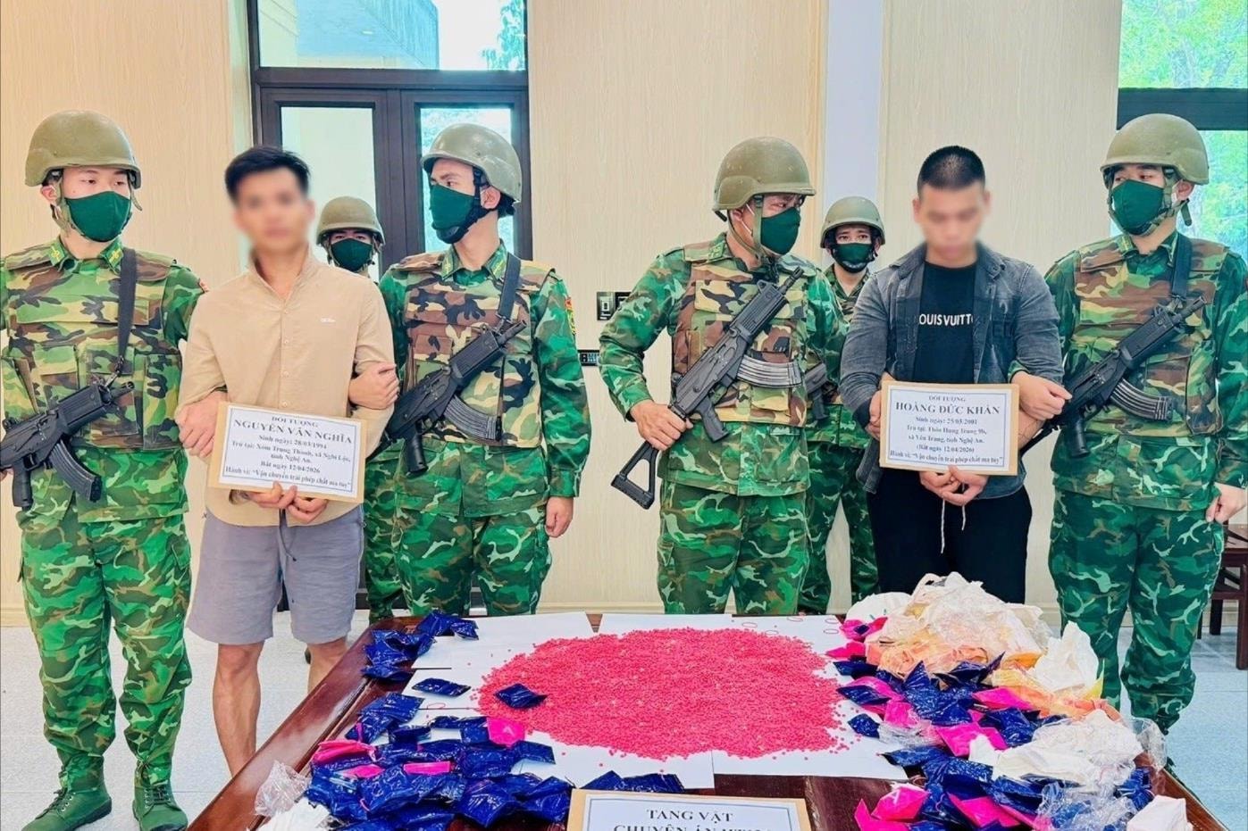 2 đối tượng vận chuyển 24.000 viên hồng phiến qua biên giới