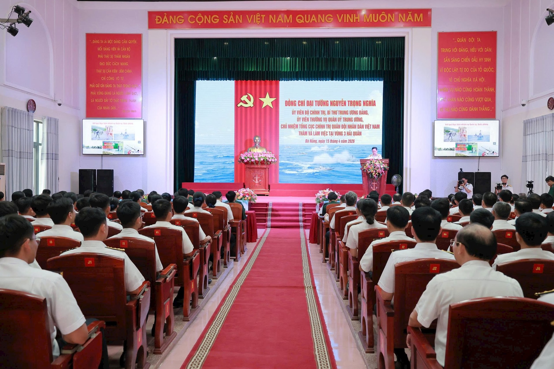 quang-canh-buoi-lam-viec.jpg