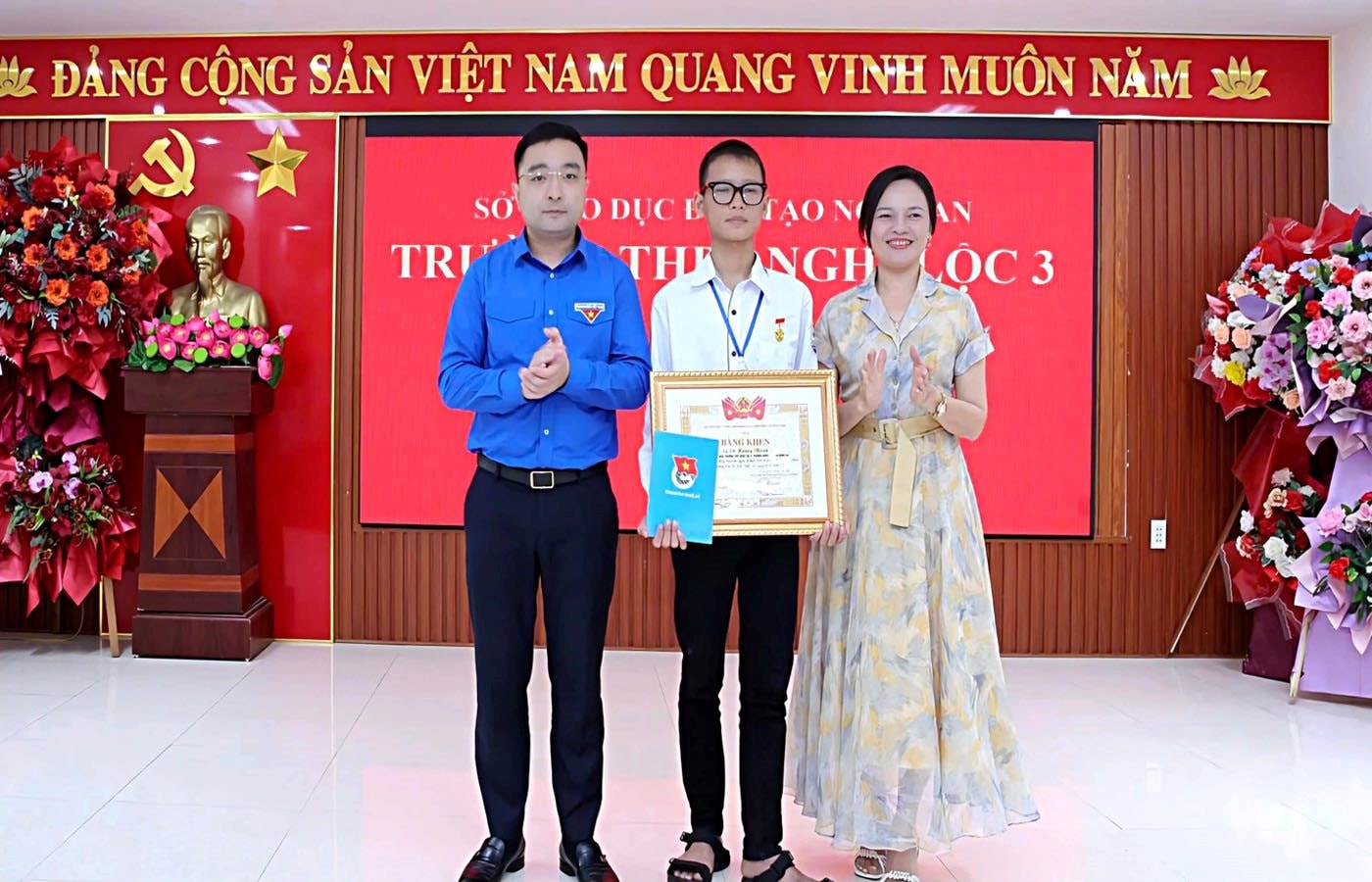 Nghệ An: Trao Huy hiệu “Tuổi trẻ dũng cảm” cho hai học sinh