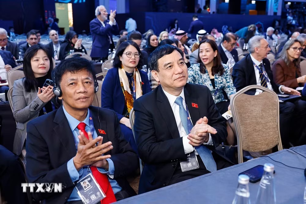ttxvn-chu-tich-quoc-hoi-tran-thanh-man-phat-bieu-tai-phien-thao-luan-chung-1604-6.jpg