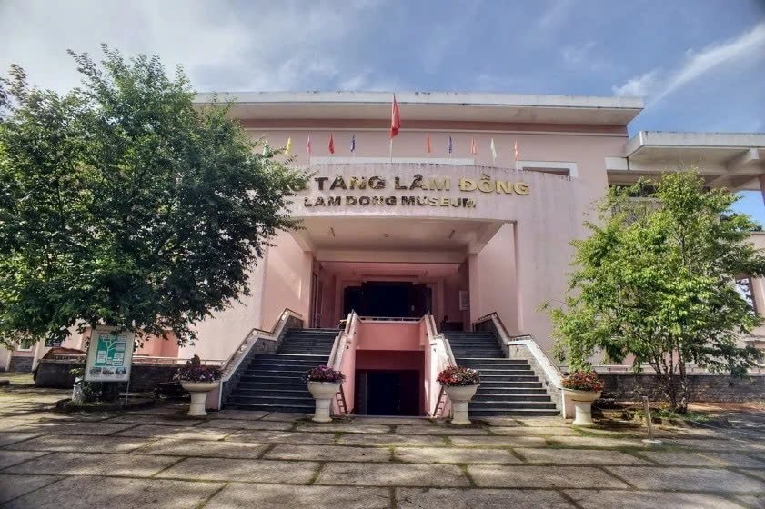 Ứng dụng màn hình tương tác, làm mới trải nghiệm tham quan