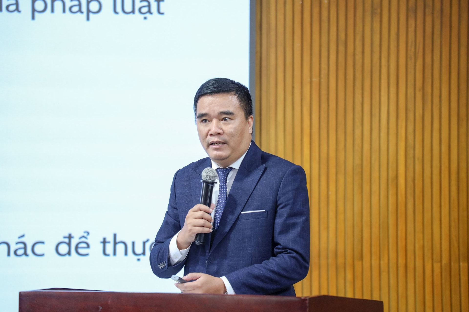 pgs.ts.-phan-hoai-nam-pho-truong-khoa-luat-quoc-te-ulaw-trinh-bay-tham-luan.jpg