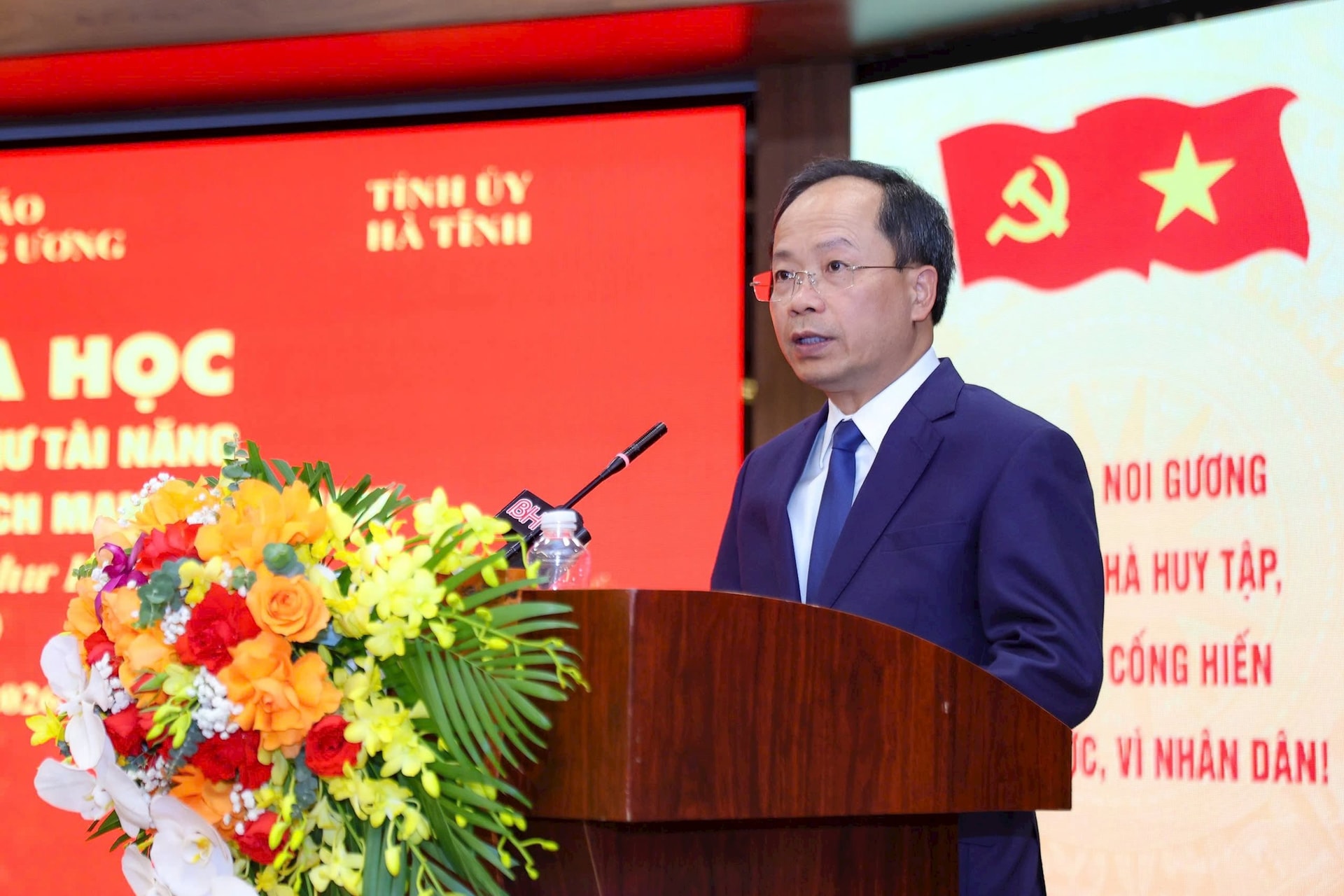 hoi_thao_khoa_hoc_ha_huy_tap_4.jpg