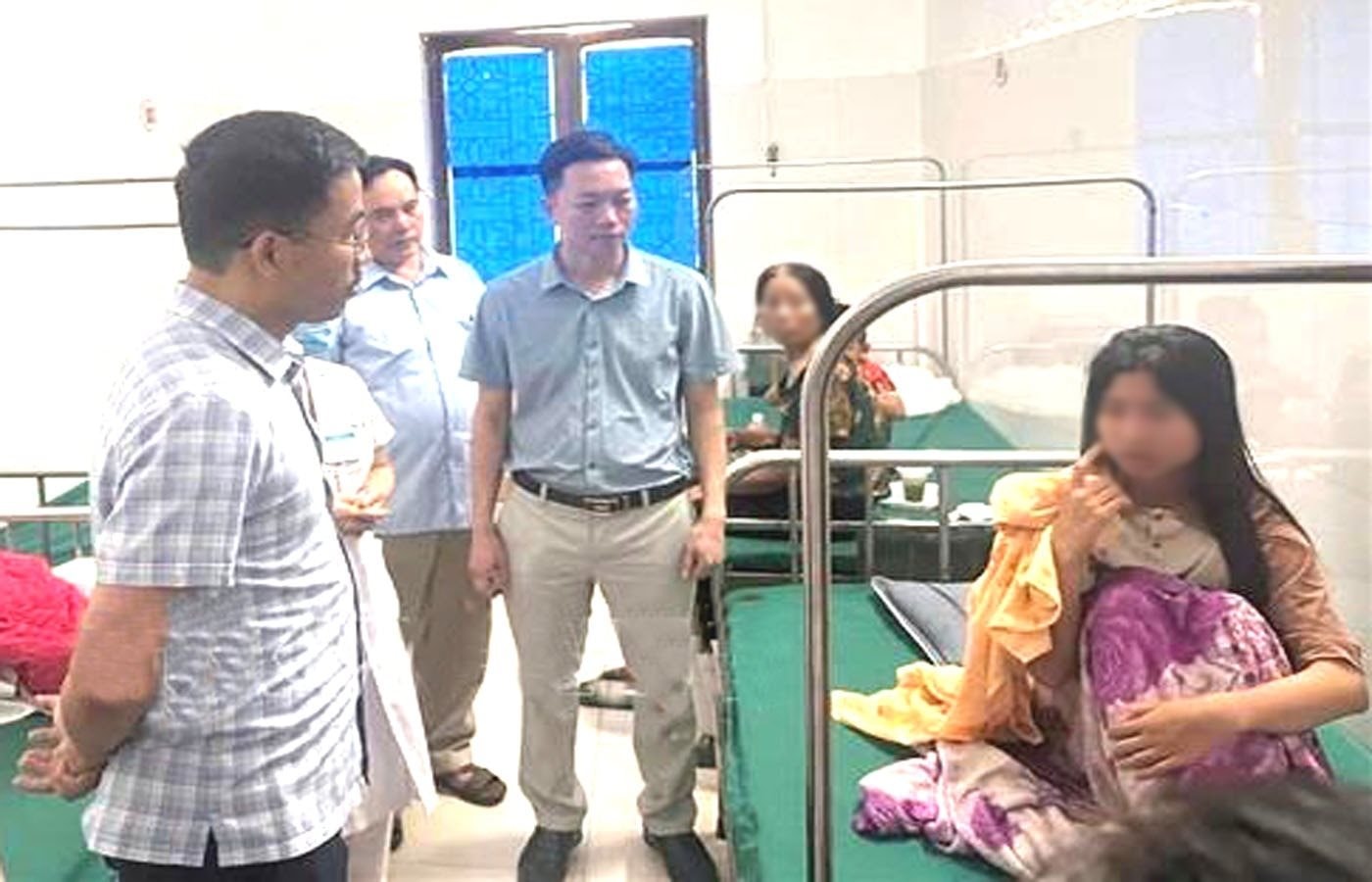 Hàng chục người phải nhập viện nghi ngộ độc thực phẩm