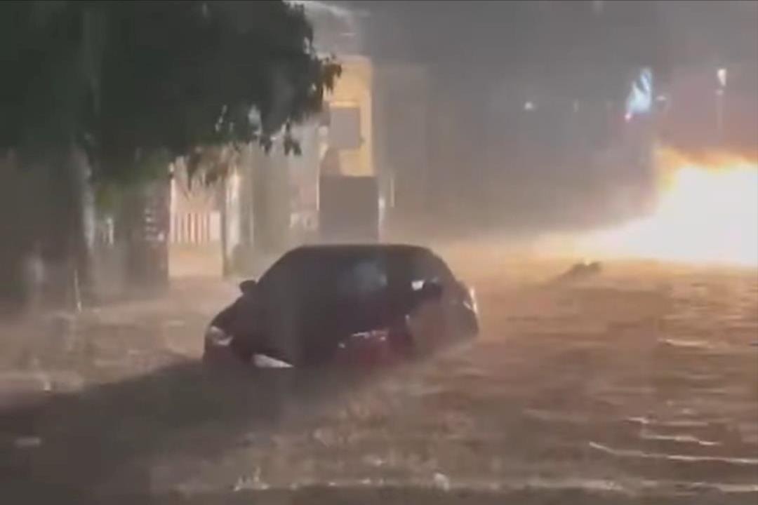 Quảng Ngãi: Mưa lớn khiến nhiều tuyến đường phường Kon Tum ngập sâu