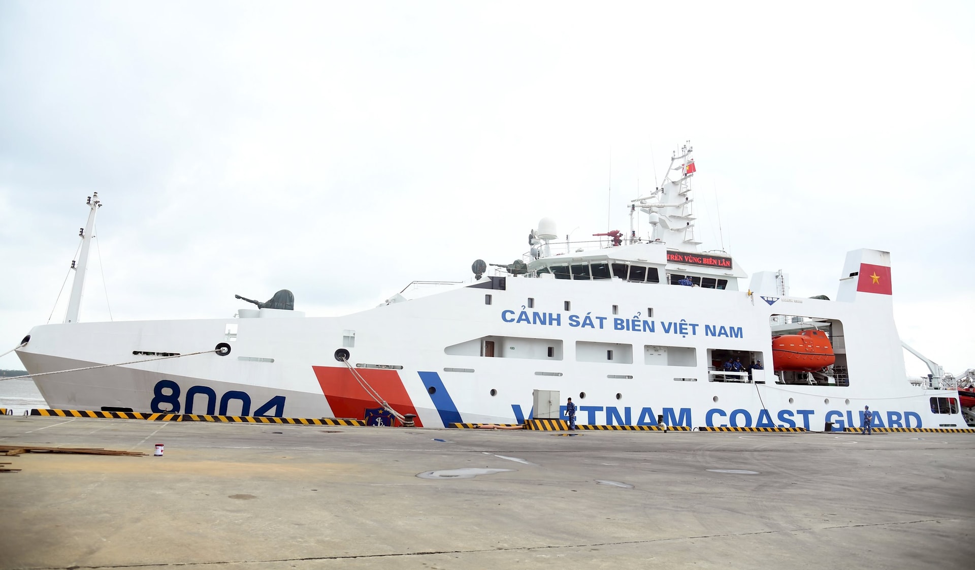 tau-csb-8004-truoc-khi-roi-ben-thuc-hien-nhiem-vu.jpg