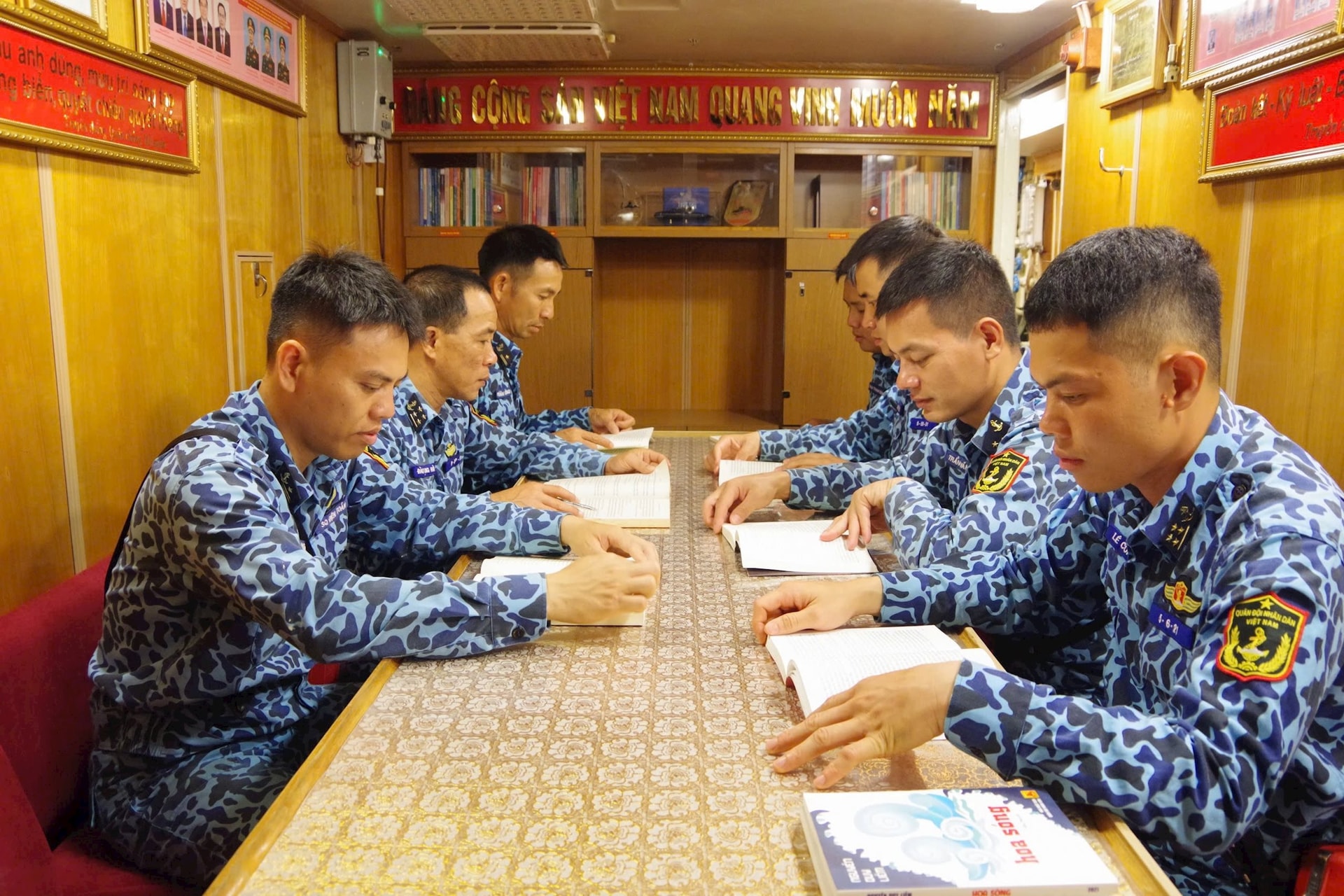 tau-ngam-3-.jpg