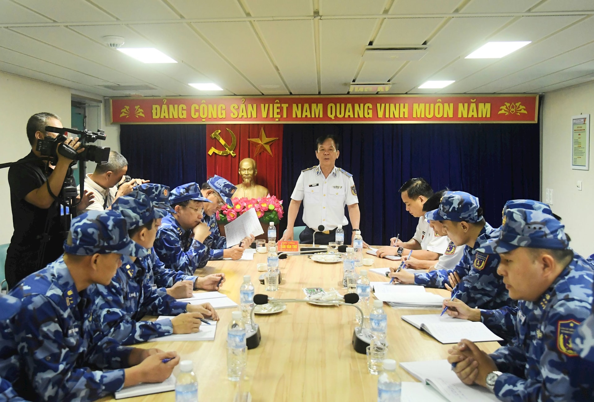 thieu-tuong-tran-van-tho-tu-lenh-vung-canh-sat-bien-1-quan-triet-nhiem-vu-cho-doan-cong-tac-truoc-khi-bien-doi-tau-roi-ben.jpg