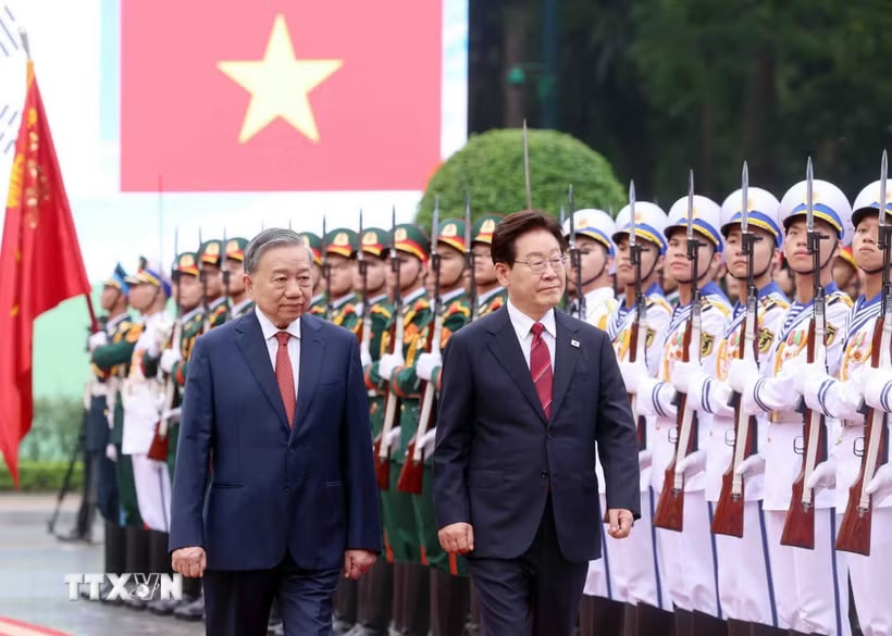 Tổng Bí thư, Chủ tịch nước Tô Lâm và Tổng thống Hàn Quốc Lee Jae Myung duyệt Đội danh dự Quân đội nhân dân Việt Nam. (Ảnh: Thống Nhất/TTXVN)