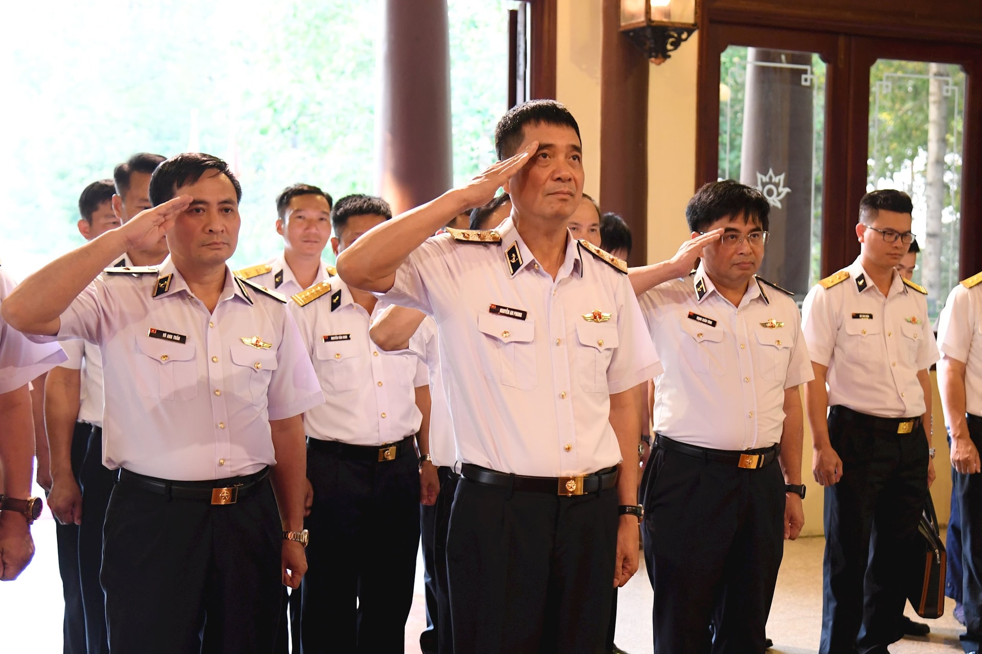 2.-pho-do-doc-nguyen-an-phong-va-cac-dai-bieu-danh-phut-mac-niem-tuong-nho-chu-tich-ton-duc-thang.jpg