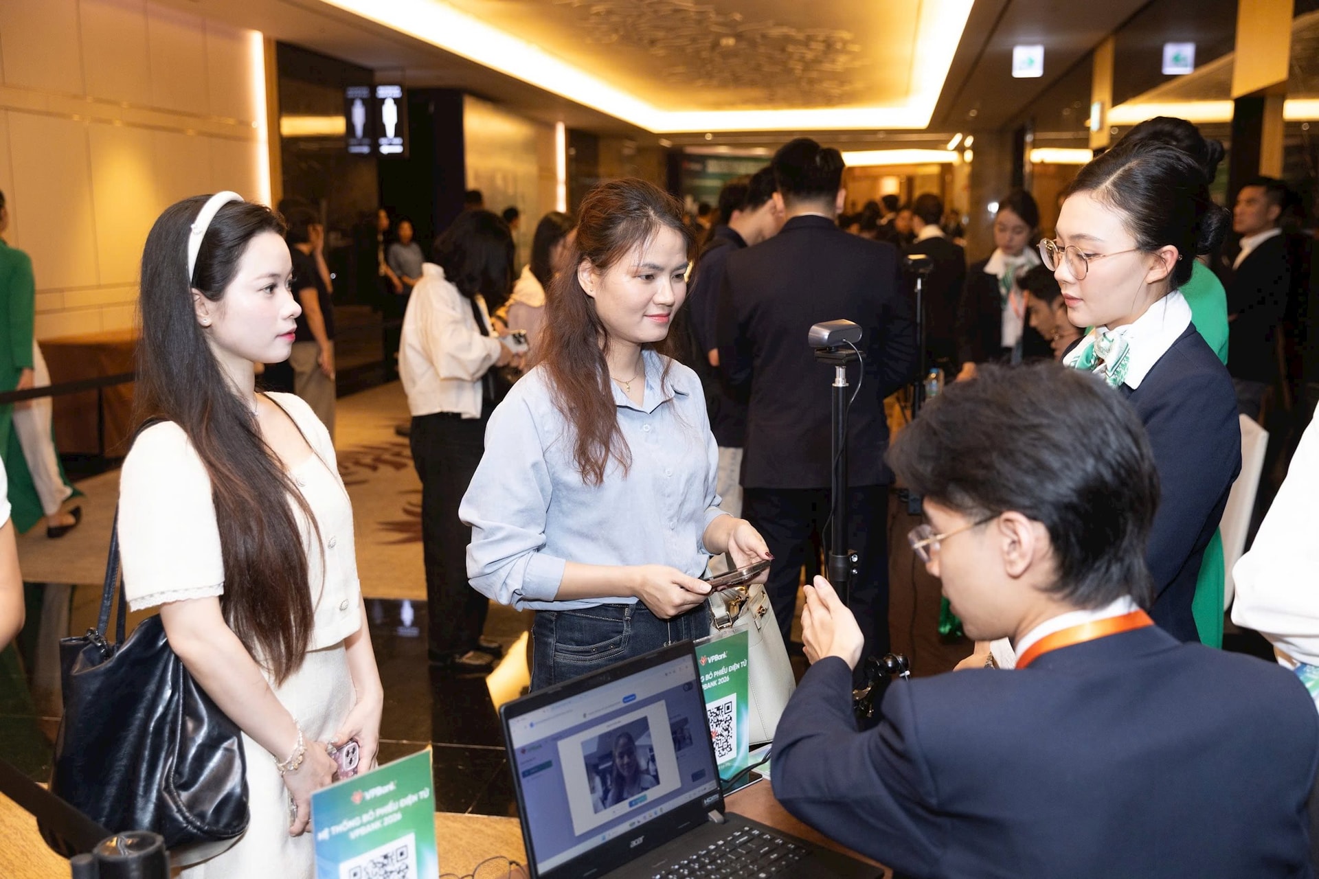 cac-co-dong-dang-ky-tham-du-dai-hoi-dong-co-dong-thuong-nien-vpbank-nam-2026.jpg