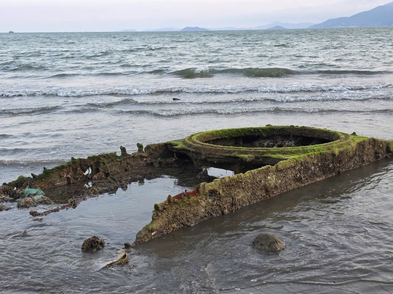 Trục vớt vật thể nghi là xác xe tăng trồi lên tại bãi biển Quy Nhơn
