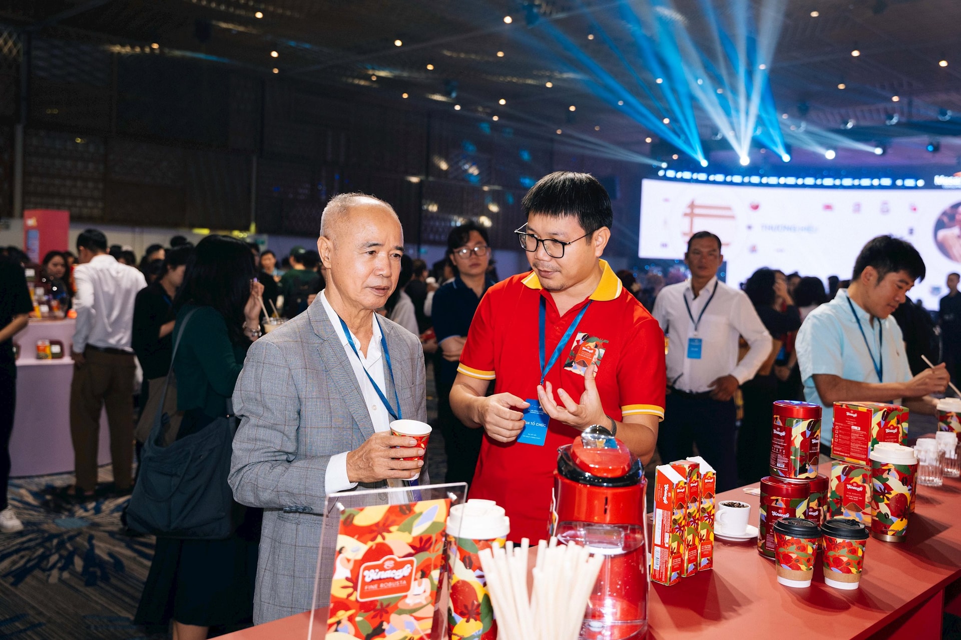 co-dong-trai-nghiem-san-pham-vinacafe-tai-su-kien.jpg