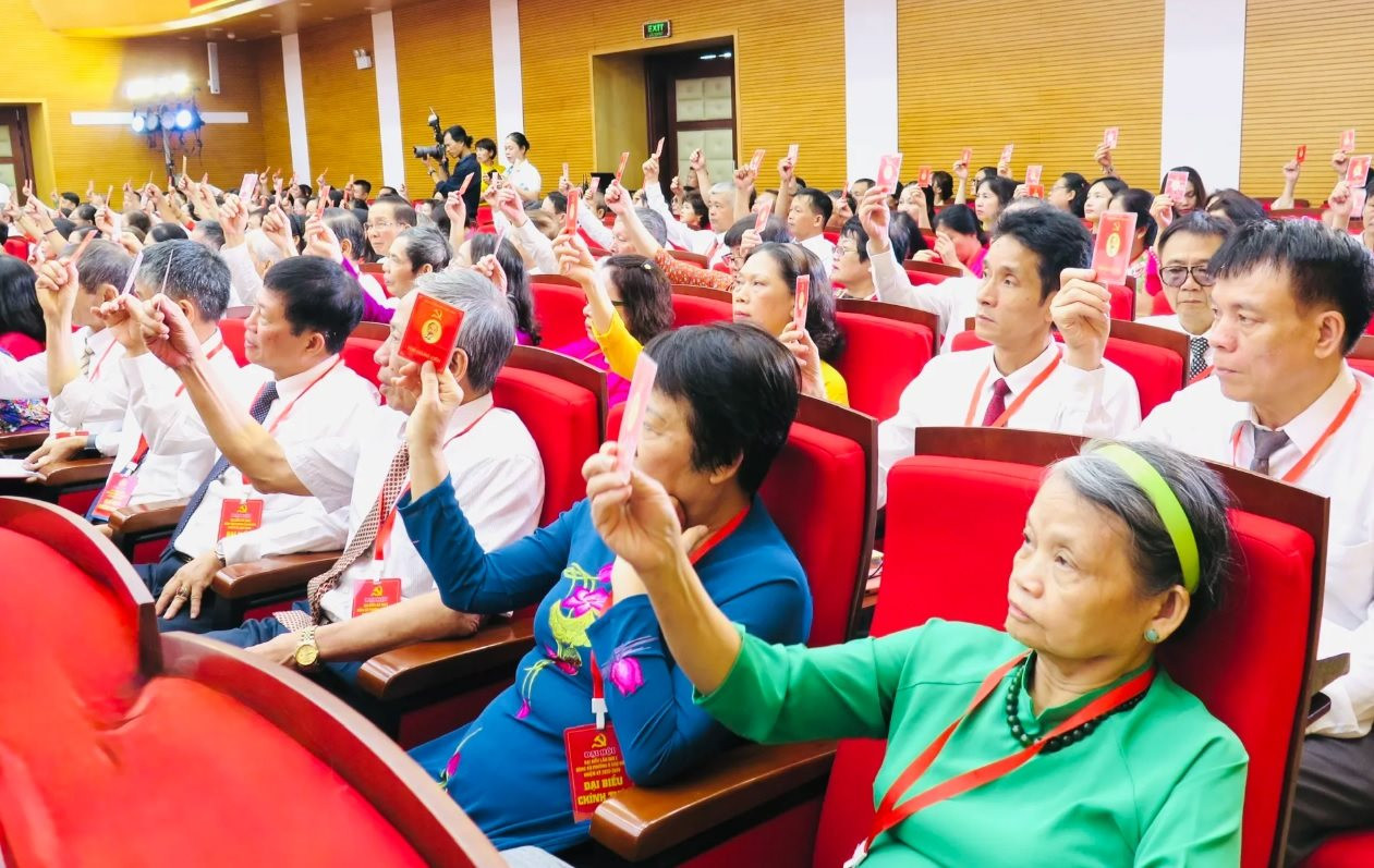 dang-vien-cua-dang-bo-phuong-o-cho-dua.jpg