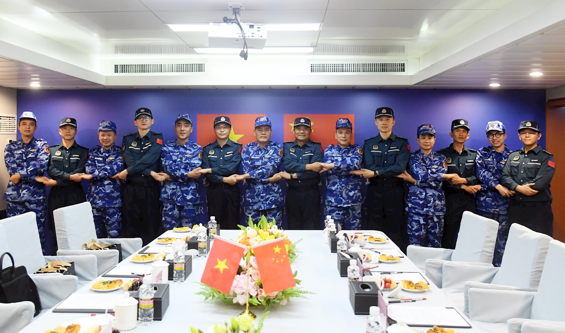 doan-cong-tac-canh-sat-bien-hai-nuoc-chup-anh-luu-niem-tren-tau-hai-canh-4303-sau-khi-ket-thuc-hoi-dam-tong-ket-chuyen-di.jpg