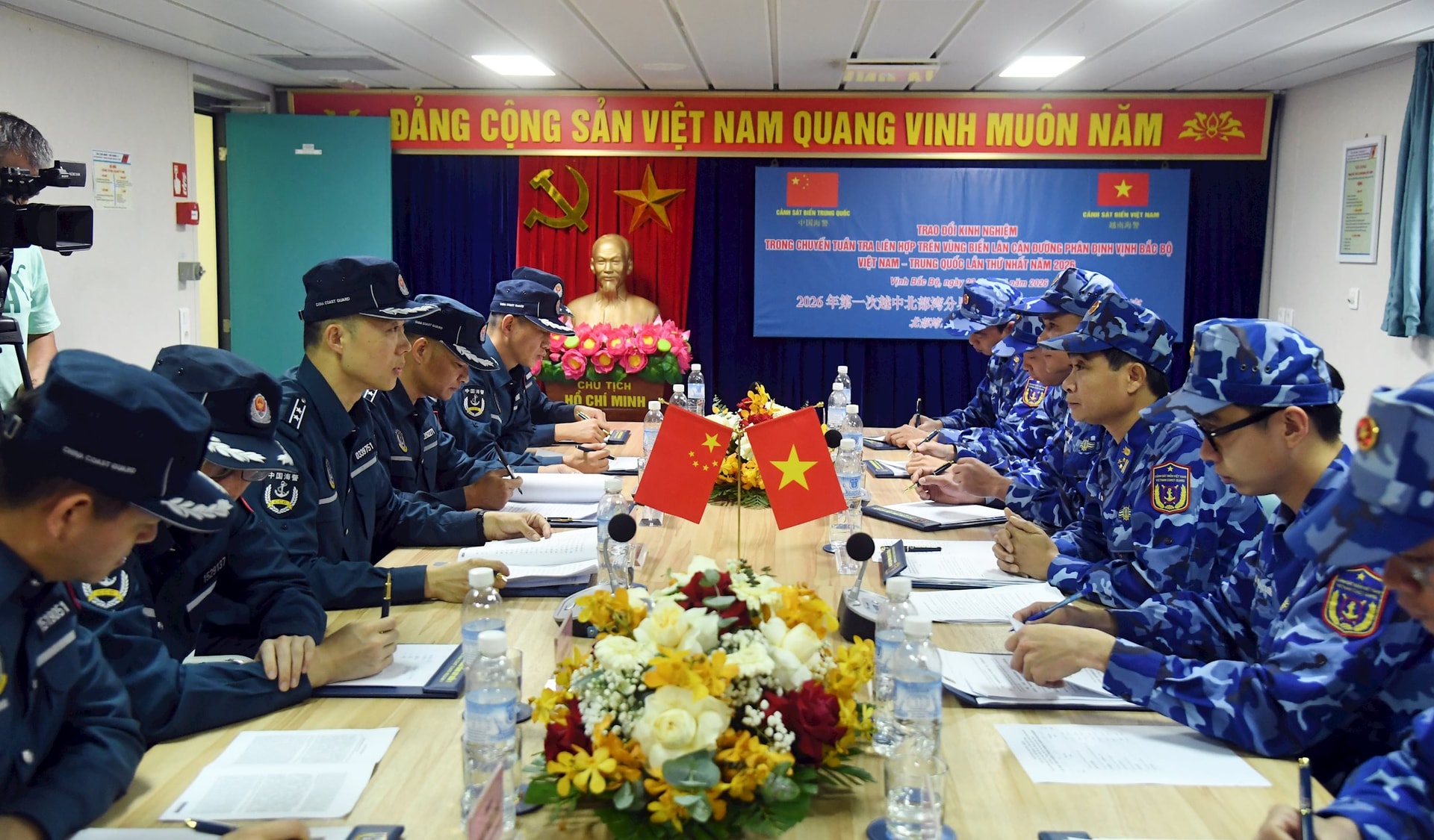 giao-luu-nghiep-vu-phap-luat-giua-hai-luc-luong-tren-tau-csb-8004.jpg