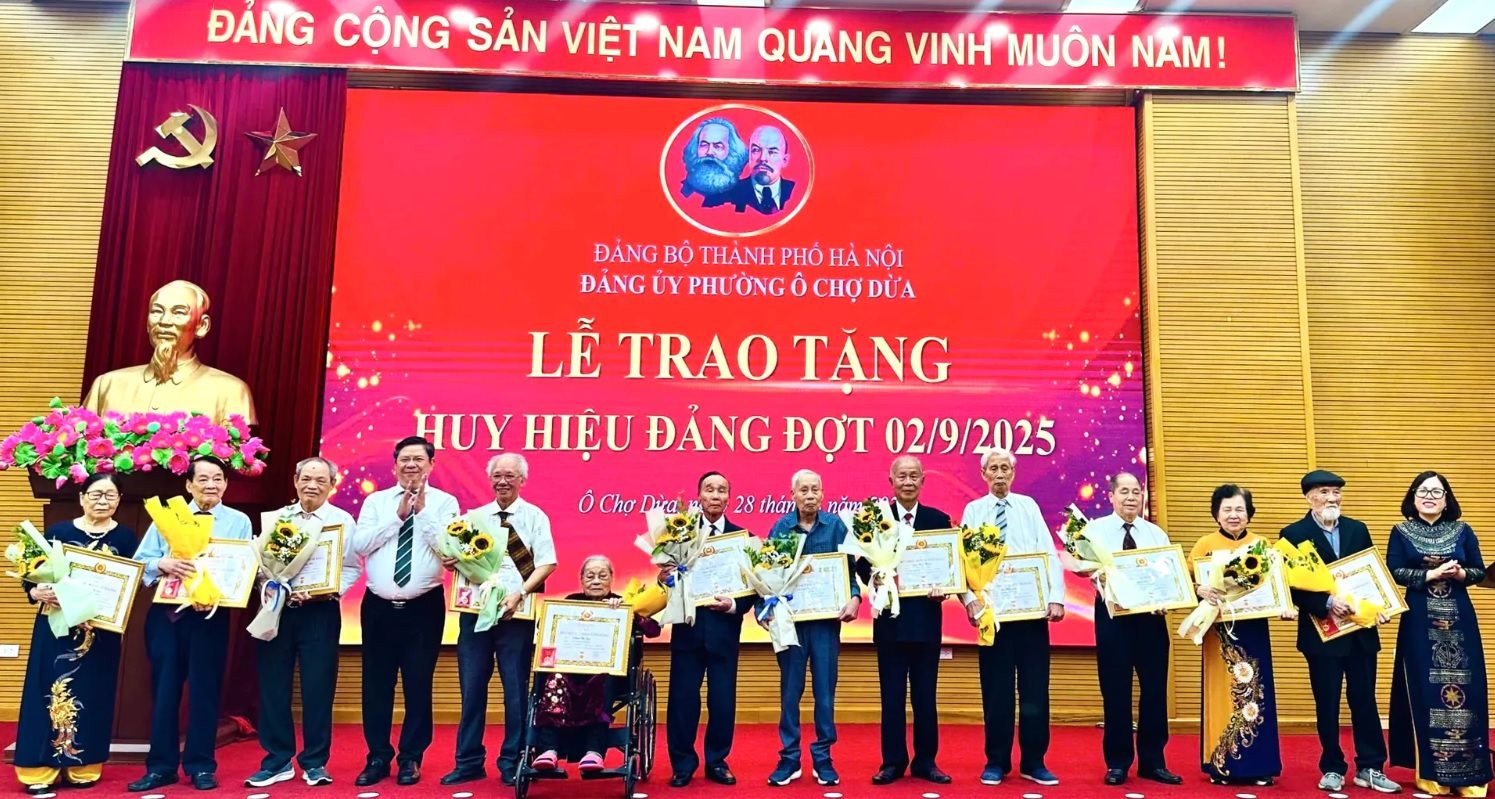 lanh-dao-dang-uy-phuong-o-cho-dua-trao-huy-hieu-dang-cho-cac-dang-vien..jpg