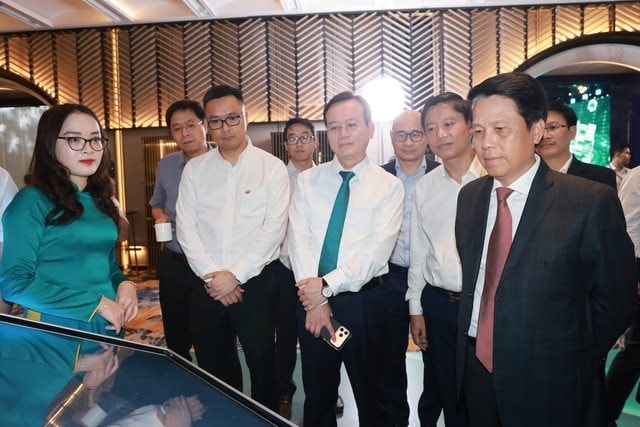 anh-4-cac-dai-bieu-tham-quan-khu-trung-bay-he-sinh-thai-so-tai-bidv-leadership-summit-2026.jpg