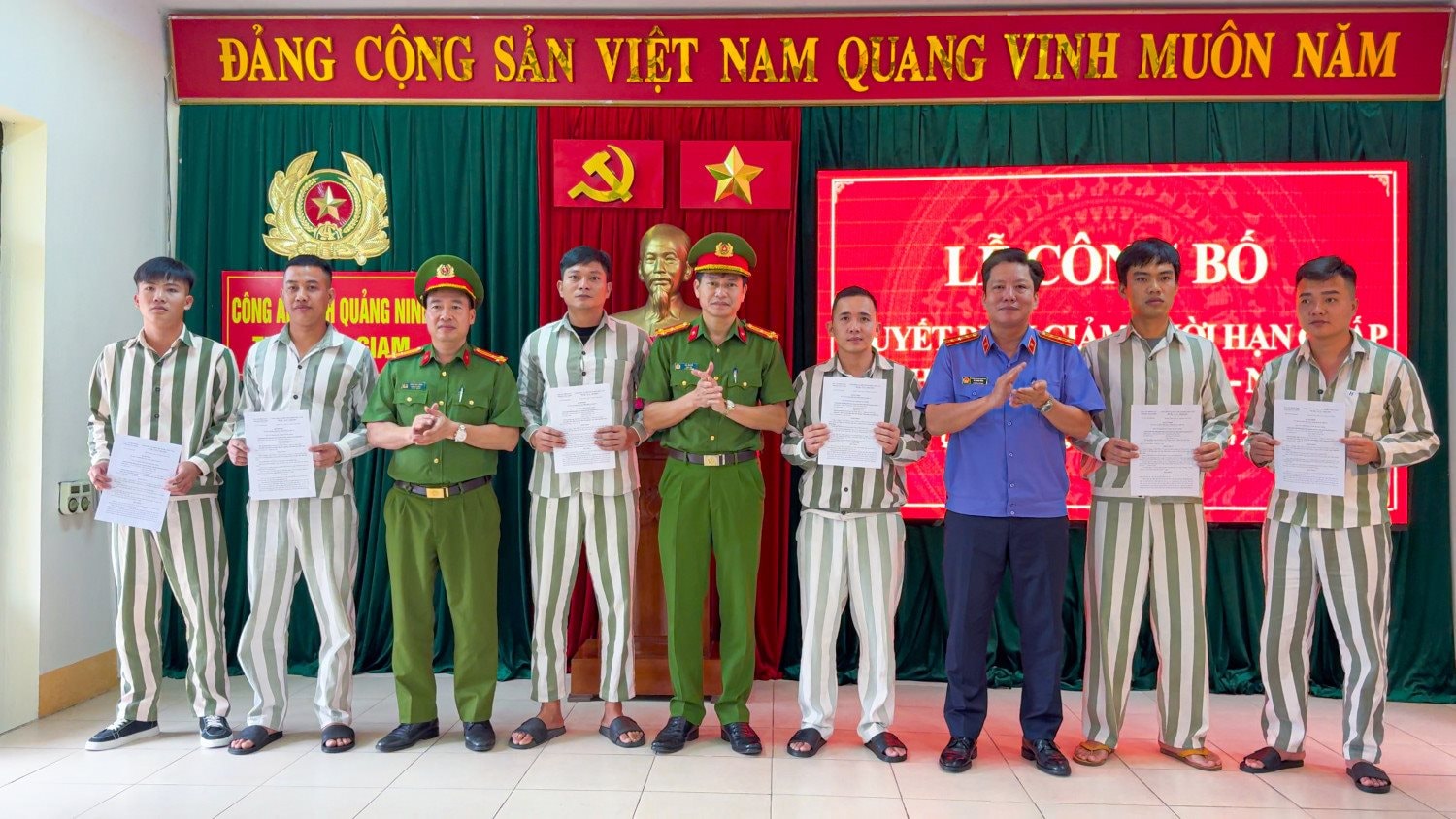 dong-chi-giam-thi-trao-quyet-dinh-giam-thoi-han-chap-hanh-an-cho-cac-pham-nhan.jpg