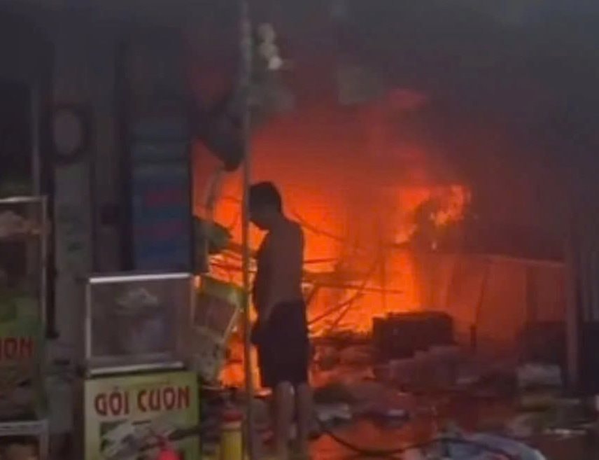 Cứu nhiều nạn nhân ngạt khói trong vụ cháy ở TP.HCM