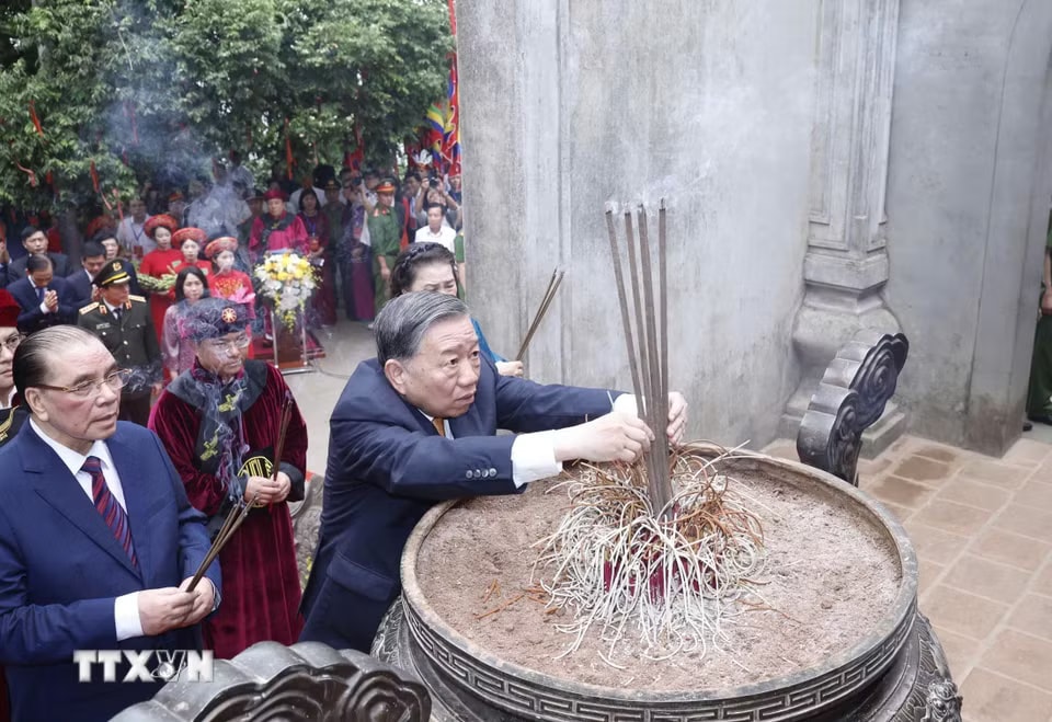 Tổng Bí thư, Chủ tịch nước Tô Lâm và các đồng chí lãnh đạo, Đảng nhà nước dâng hương tại Đền Thượng. (Ảnh: Thống Nhất/TTXVN)