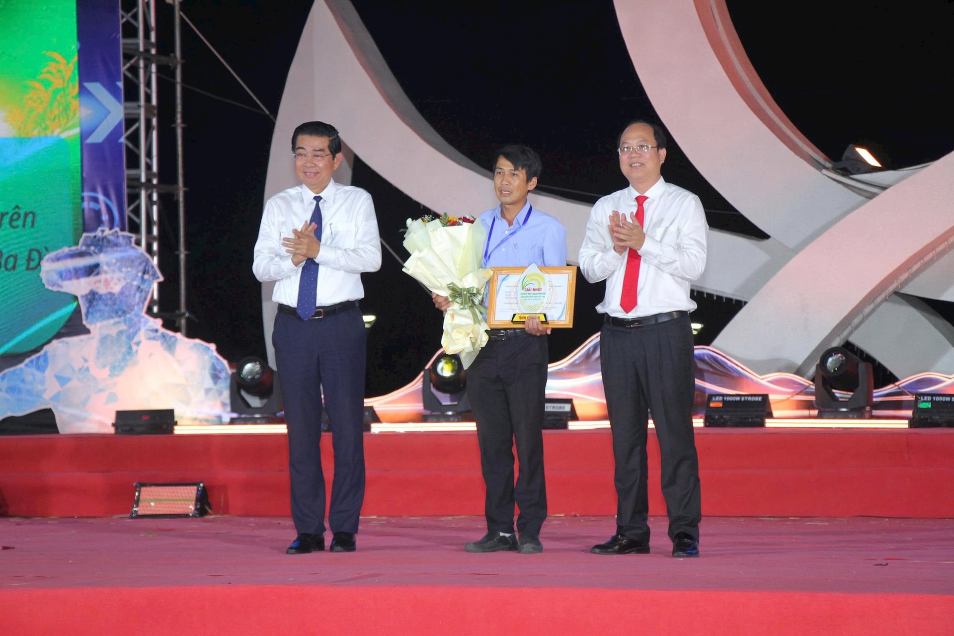 Tôn vinh giá trị hạt gạo Việt